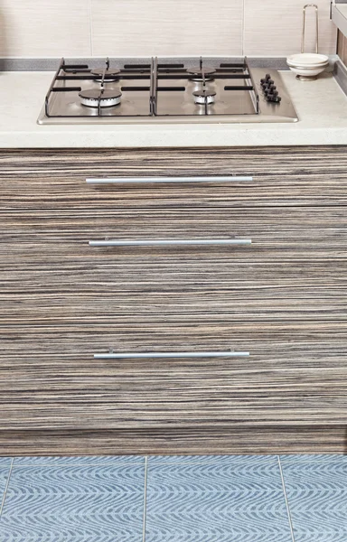 パターン引き出し家具とビルドのガスオーブンのキッチン インテリアの一部 — ストック写真