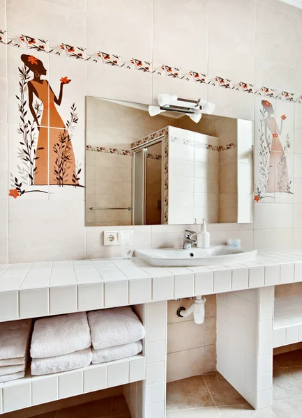 Del av modernt badrum inredning med handfat och spegel — Stockfoto