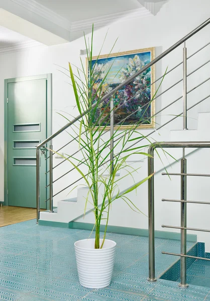 Parte do interior do salão moderno com escadaria de metal no minimalismo — Fotografia de Stock