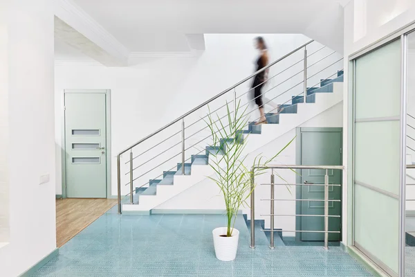 Moderne hall interieur in minimalisme stijl met wazig persoon mov — Stockfoto