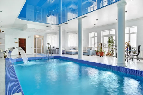 现代简约风格的室内大蓝色泳池室内 — 图库照片