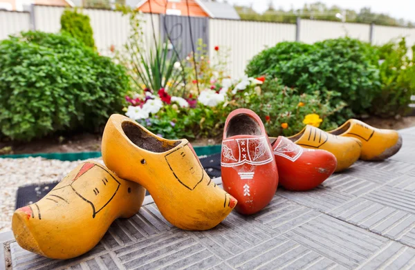 Tradiční holandské dekorace dřevěné boty na prahu — Stock fotografie