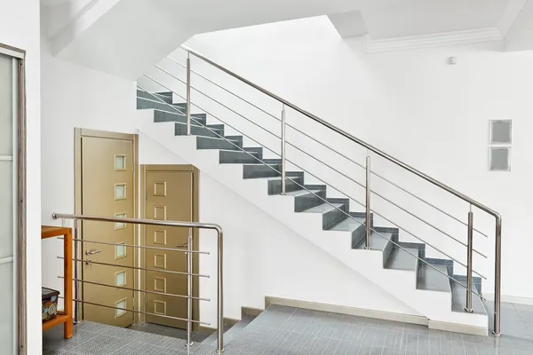 Современный зал с интерьером металлической лестницы в стиле минимализма — стоковое фото