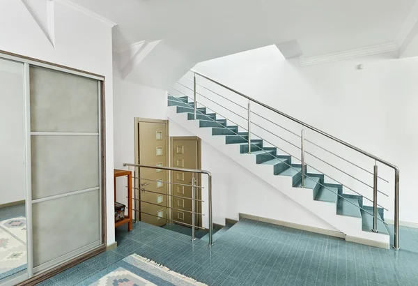 Moderne Zaal Met Metalen Trap Interieur Minimalisme Stijl — Stockfoto