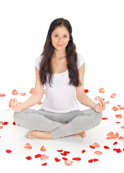 Jonge mooie vrouw mediteren in lotus pose — Stockfoto