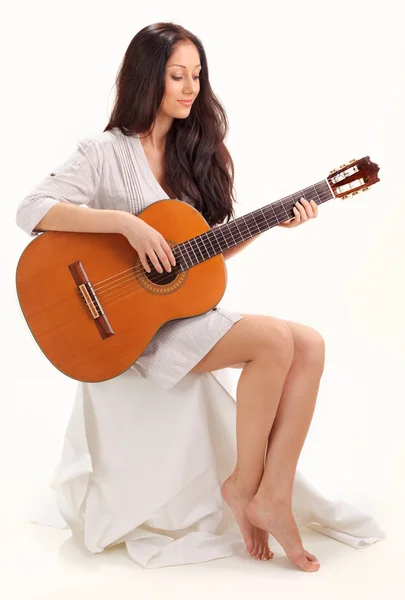 Jovem Bela Senhora Morena Sorridente Química Branca Tocando Guitarra Acústica — Fotografia de Stock