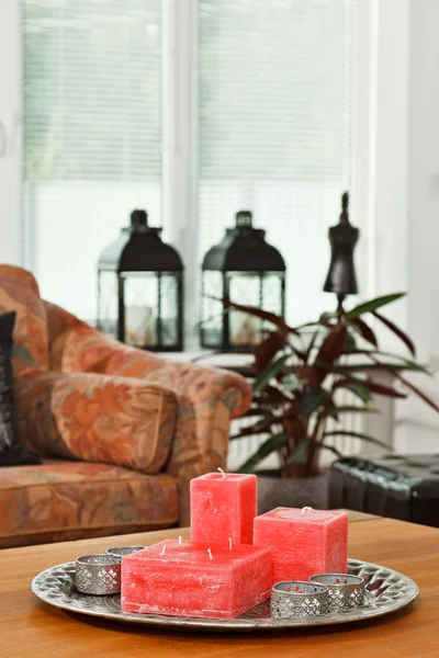 銀トレイに赤い長方形の蝋燭のある静物 — ストック写真