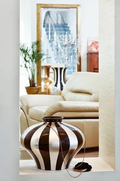 现代艺术装饰风格的客厅内部与条纹花瓶的一部分 — 图库照片