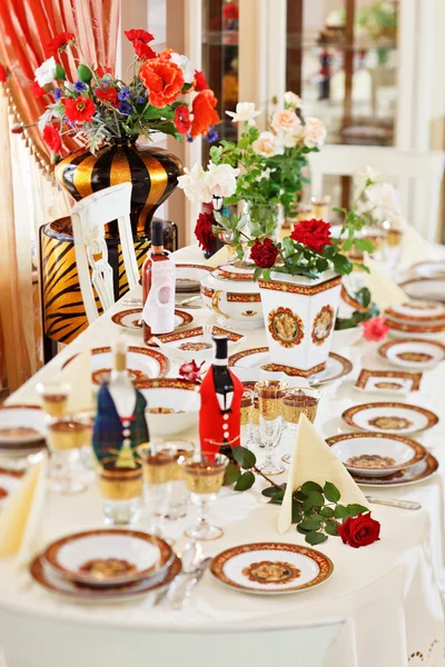 Üppige Tischdekorationen mit rotem Porzellan und Rose — Stockfoto
