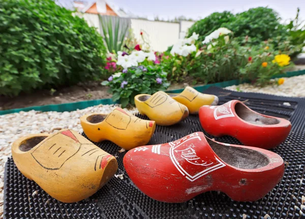 传统的荷兰装饰木制鞋在门口 — 图库照片