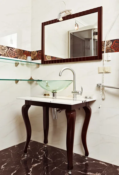 モダンなバスルーム ガラス シンクのボウルと鏡インテリア — ストック写真