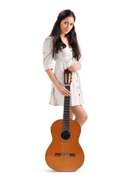 Ung Vacker Brunett Flicka Vit Chemise Med Akustisk Gitarr — Stockfoto
