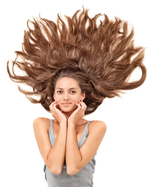 Gyönyörű fiatal barna nő szétszórt hosszú szőrszálak — Stock Fotó