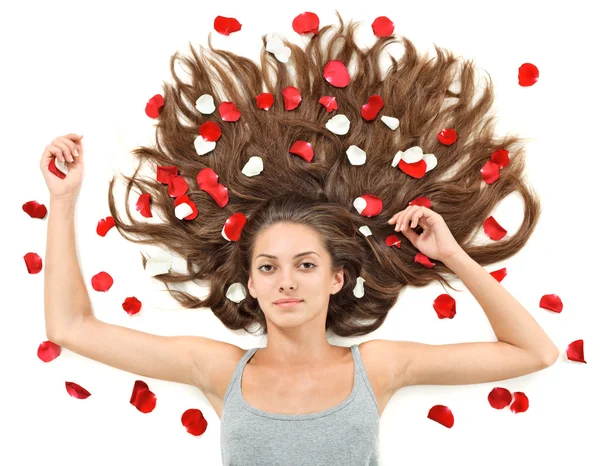 Jeune belle femme brune aux cheveux longs éparpillés et ros — Photo