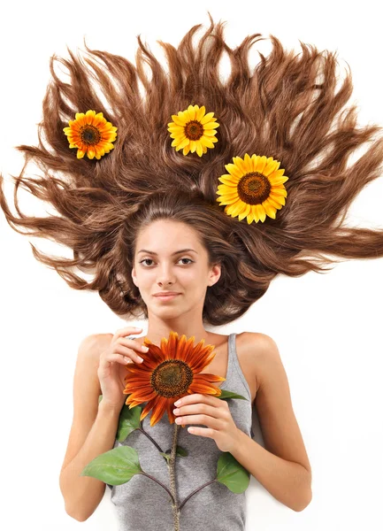 Mladá krásná bruneta žena s rozptýleným dlouhé chloupky a slunce — Stock fotografie