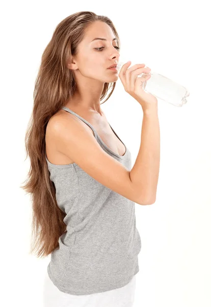 Joven morena hermosa dama bebiendo agua de gas en botella — Foto de Stock