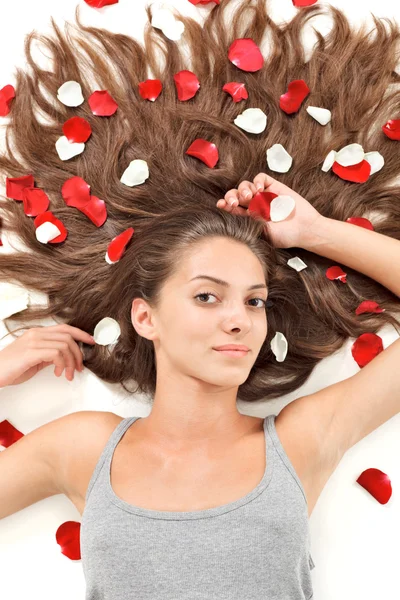 Young beautiful brunette woman with scattered long hairs and ros — Stock Photo, Image