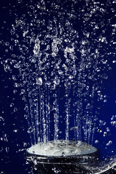Ruční Sprcha Sprcha Zastavený Pohyb Vodou Kapky Temně Modré — Stock fotografie