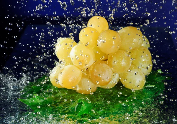 Traube Aus Weißen Trauben Mit Grünen Blättern Und Angehaltenen Wassertropfen — Stockfoto