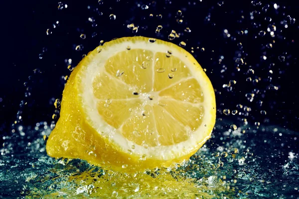 Half Lemon Stopped Motion Water Drops Black — Stock Photo, Image