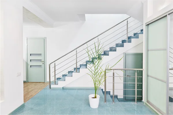ミニマリズム スタイルで金属製の階段でモダンなホールのインテリアの一部 — ストック写真