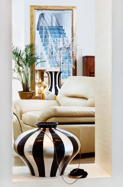 现代艺术装饰风格的客厅内部与条纹花瓶的一部分 枪是不经过倾斜和移位镜头和具有对角线焦点平面和极浅 — 图库照片