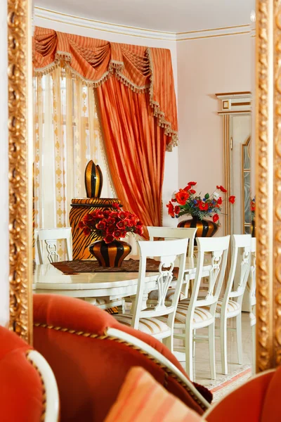 Часть современного интерьера столовой в стиле ар-деко с полосатой — стоковое фото