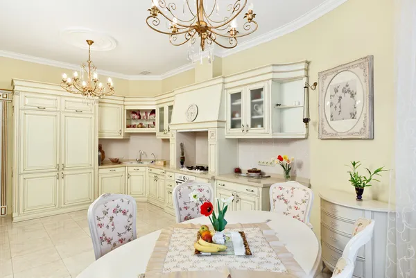 Интерьер кухни и столовой классического стиля в бежевом пасторальном стиле — стоковое фото