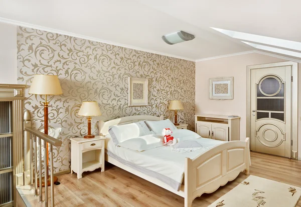 Интерьер спальни в современном стиле деко в светло-бежевых тонах — стоковое фото