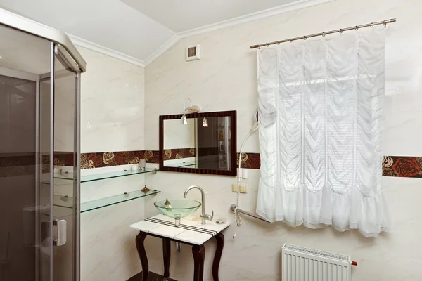 Современный интерьер ванной комнаты со стеклянной раковиной и зеркалом — стоковое фото