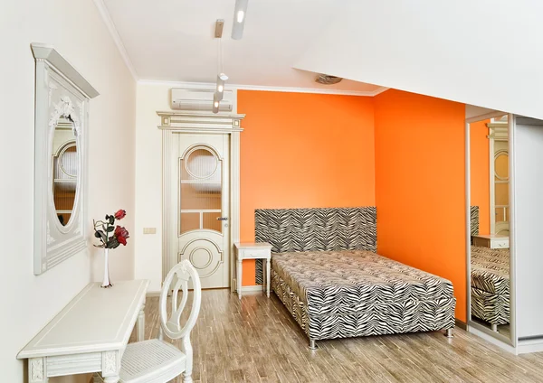 现代艺术装饰风格卧室明亮橙色色彩与斑马图案床上阁楼房 — 图库照片