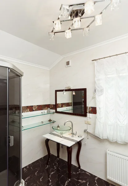 Interior Moderno Banheiro Com Pia Vidro Tigela Espelho — Fotografia de Stock