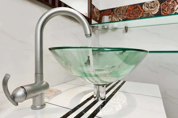 モダンなミニマリズムのバスルームのインテリアにガラス シンクのボウル — ストック写真