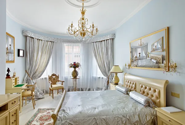 私室とウィンドウの青い色でクラシックなスタイルの高級寝室のインテリア ストックフォト