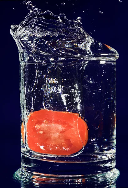 Tomate Vermelho Caindo Vidro Com Água Azul Profundo — Fotografia de Stock