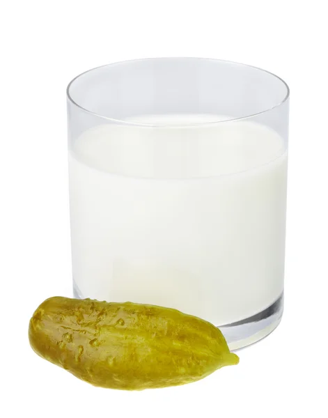 Incompatibele Eten Producten Melk Gezouten Komkommer — Stockfoto