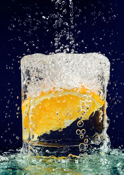 Slice Orange Falling Glass Water Deep Blue — Stock Photo, Image