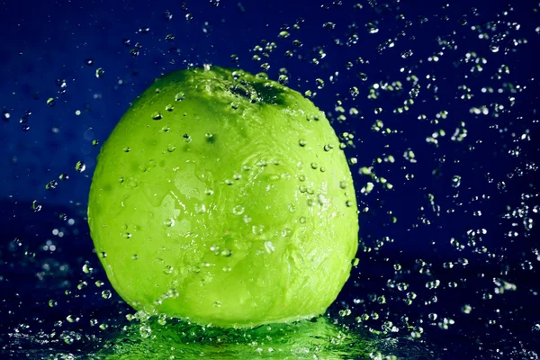 Ціле Зелене Яблуко Стоп Рухом Вода Падає Синій Глибокий — стокове фото