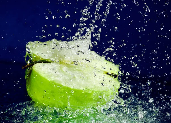Hälften Grönt Äpple Med Stoppad Rörelse Vatten Droppar Djupt Blå — Stockfoto