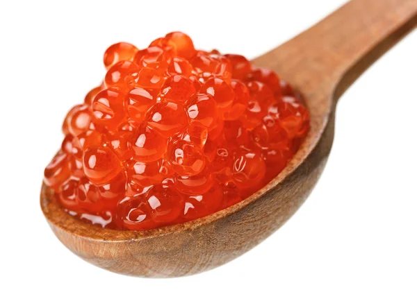 Monte de caviar de salmão vermelho em colher de madeira — Fotografia de Stock