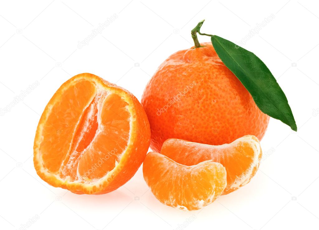Fresh whole tangerine with some slices
