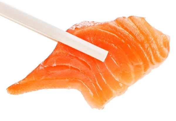 白で隔離され 箸で赤いサケ魚のスライス — ストック写真