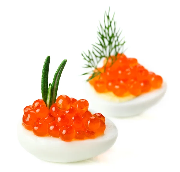 Canapé Caviar Vermelho Com Ovo Codorna Galho Alecrim Isolado Macro — Fotografia de Stock