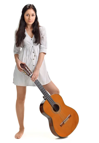 Jovem Bela Menina Morena Quimiê Branco Com Guitarra Acústica — Fotografia de Stock