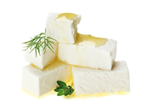 Cubos de queijo Feta com galho de tomilho e gotas de óleo — Fotografia de Stock