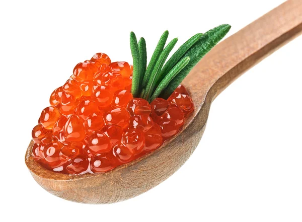 Montón de caviar de salmón rojo en cuchara de madera con hoja de romero — Foto de Stock
