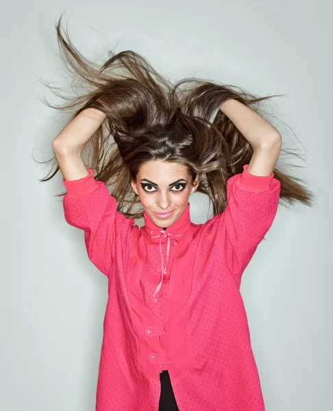 Ung brunett dam klädd i rosa blus med lång hai — Stockfoto