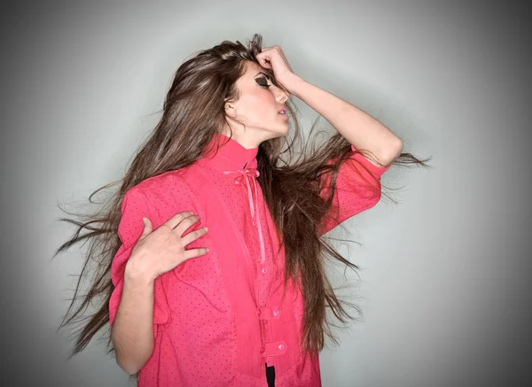 Femme brune triste vêtue d'une blouse rose aux cheveux longs , — Photo