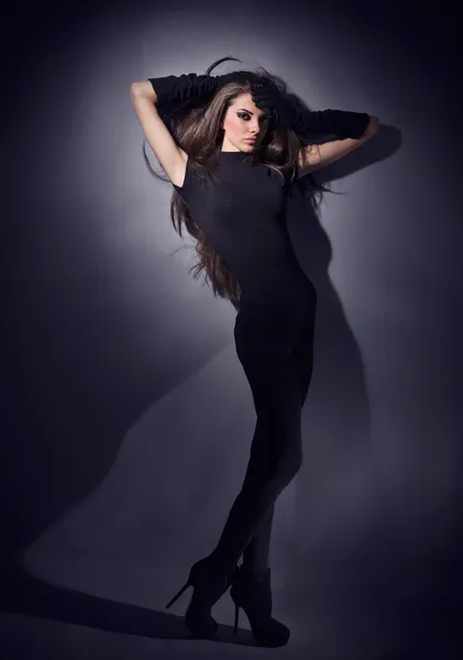 Jovem senhora glamour magro com longos cabelos vestidos de preto combi d — Fotografia de Stock
