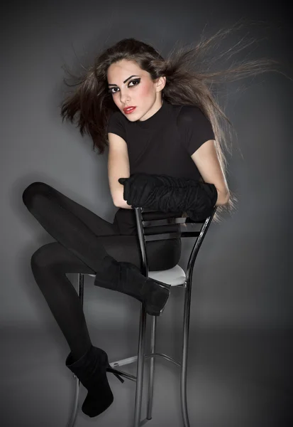 Jovem mulher bonita em preto vestido combi e luvas de veludo hol — Fotografia de Stock